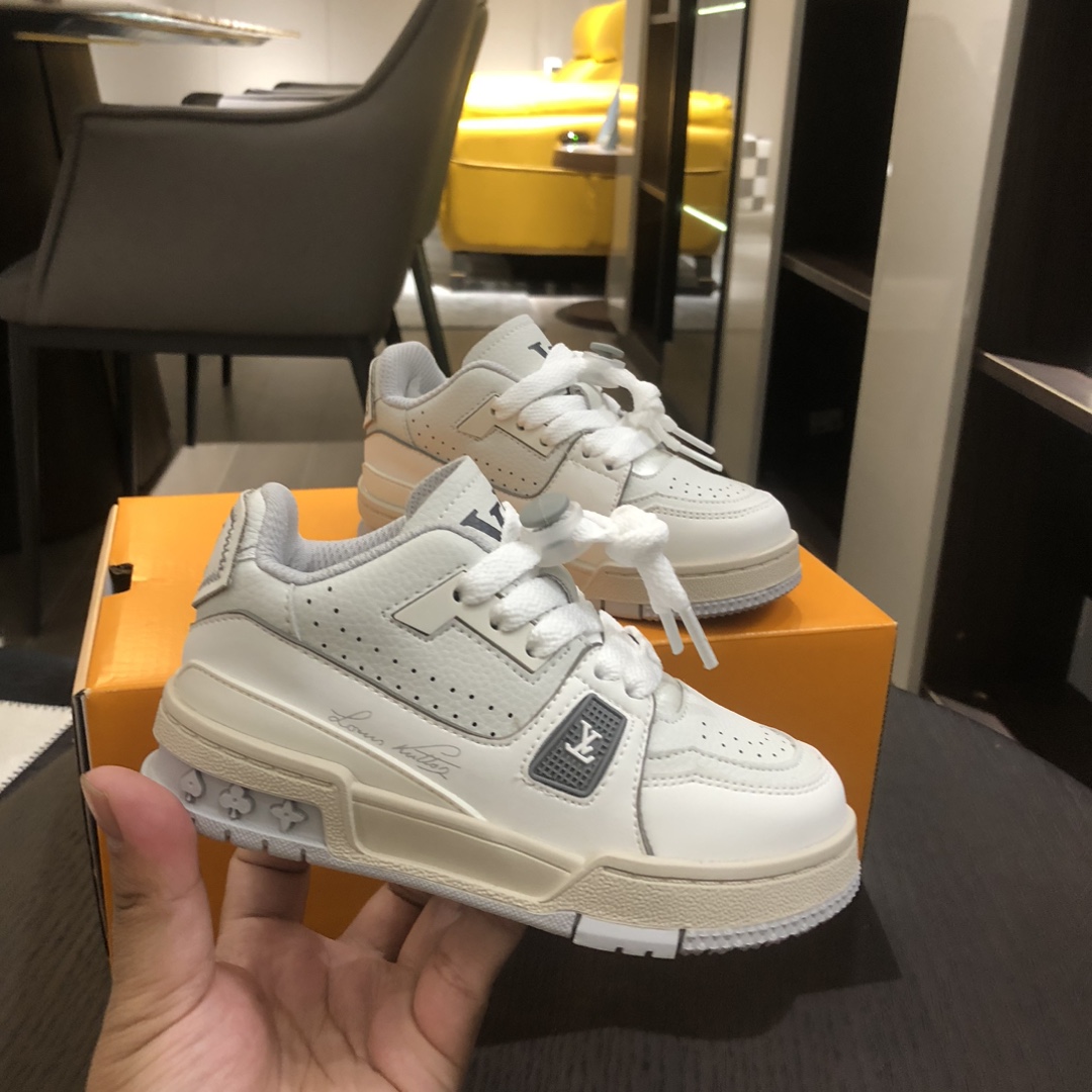Children's shoes child
